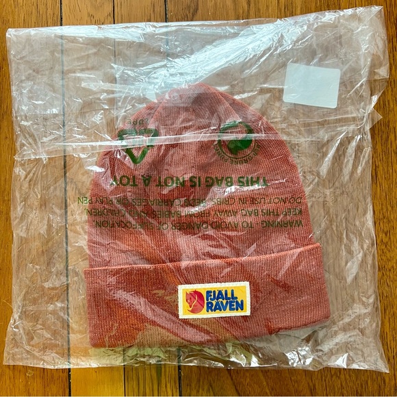 NWT Fjällräven Vardag Rust Color Logo Patch Beanie - Picture 3 of 3